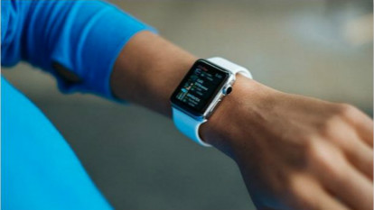 Fitbit推出首款智能手表 和Apple Watch正面竞争