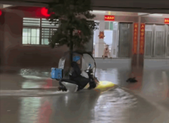 广东暴雨积水成河：有人屋内