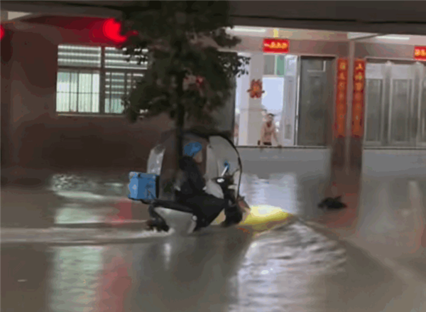 苦中作乐！广东暴雨积水成河：有人屋内钓鱼 外卖车成水上摩托