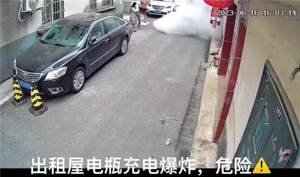 电瓶车室内充电爆炸 墙都裂了 轮椅老人被吓得拔腿就跑
