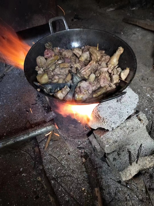 公鸡突然从背后“偷袭”萌娃 飞起两脚踹倒在地 第二天端午节就被炖了