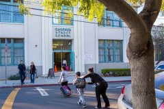 6大人争接萌娃放学 最后姥爷赢
