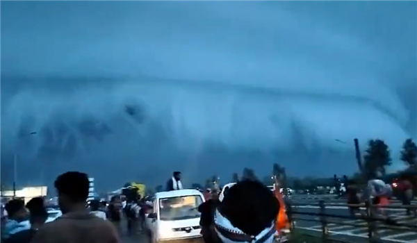 印度北部迎强降雨 天空惊现巨型陆架云：恍如末世