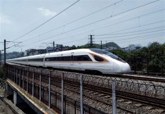 高铁临停大爷下车抽烟没赶上