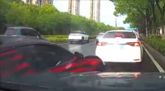 千万级布加迪变道“加塞”撞