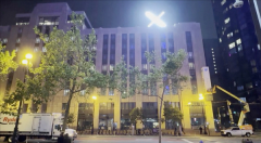 巨大闪烁RGB：马斯克竖起大号