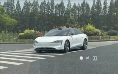 华为智选车首款纯电轿车实车