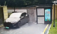 浙江宁波一特斯拉失控：原地