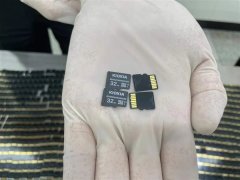 男子鞋底藏4240张TF卡进境被查