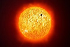 太阳表面形成巨大太阳黑子：