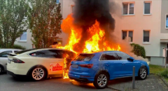 Model X出租车停车位上爆炸起火