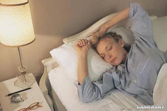 专家称投降式睡姿弊大于利 网友争议不断：怎么舒服怎么睡呗